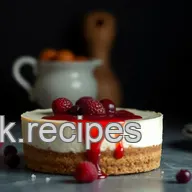 Cheesecake Classique au Fromage Frais et Coulis de Fruits Rouges