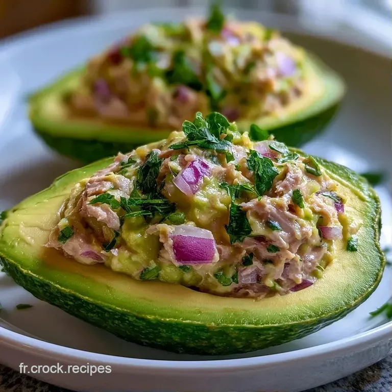 Avocats cr&eacute;meux sur une assiette blanche &eacute;pur&eacute;e, contrastant avec des &eacute;clats de rouge et un vert &eacute;clatant et frais.