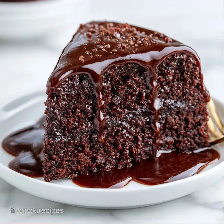 Tranche de g&acirc;teau brun intense au c&oelig;ur fondant sur porcelaine blanche, d&eacute;cor&eacute;e de quelques baies rouges &eacute;clatantes.
